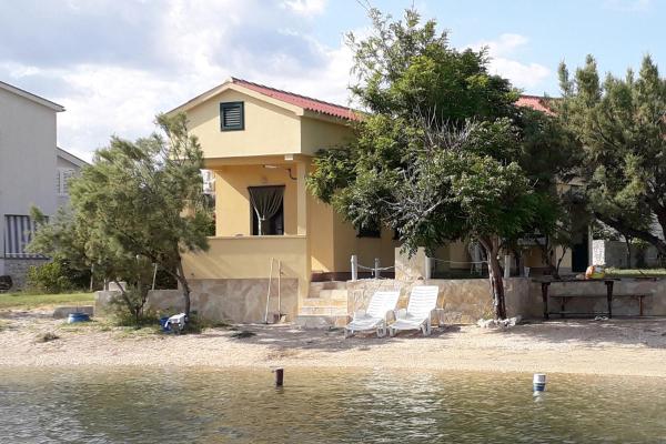 Apartments by the sea Dinjiska, Pag - 9386, Book Lejlighed Kvarner hoteller med parkering, Parkering