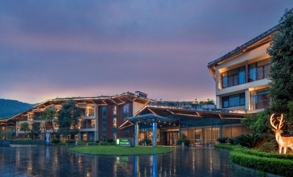 Holiday Inn Express Emei Mountain by IHG, Book Ferieresort Sichuan hoteller med parkering, Parkering
