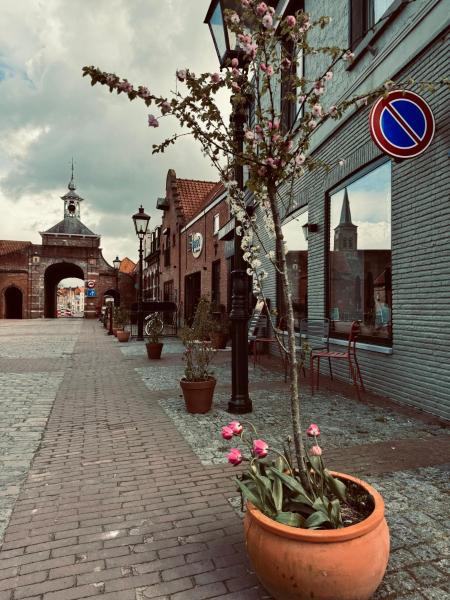 's Lands Welvaren, Book Hotel Nieuwvliet 
