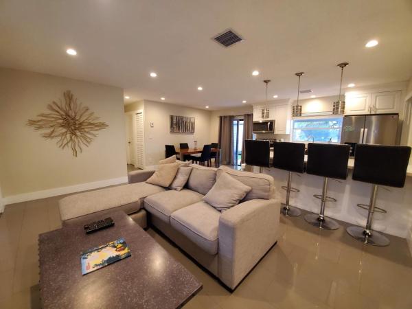 Lakefront Vacation Home - Sleeps 8, Book Feriehus Sommerhuse i Florida, Hytte