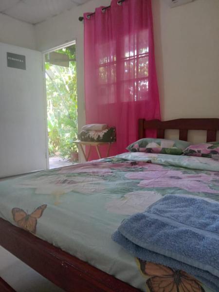 Hostal Brisas Calobrenas, Book Hostel / Vandrerhjem Rio Azucar 