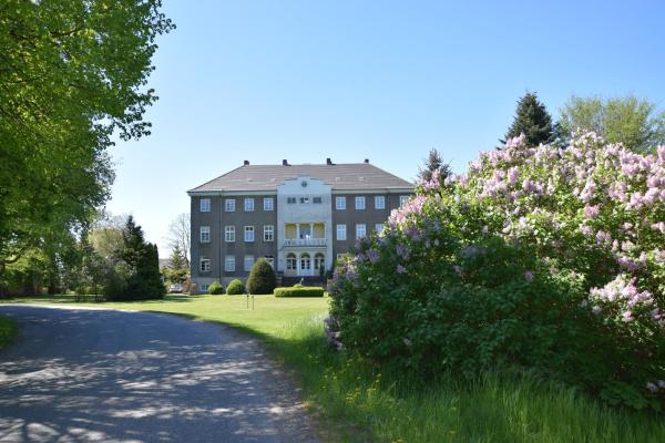 Gutshaus Volzrade Hotel & Ferienwohnungen in Elbnähe, Book Hotel Lübtheen 