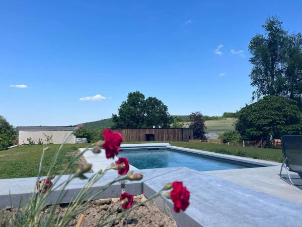 Au Mas de Mont, Book Bed and Breakfast Hoteller i Ardennes Belge med pool, Swimmingpool
