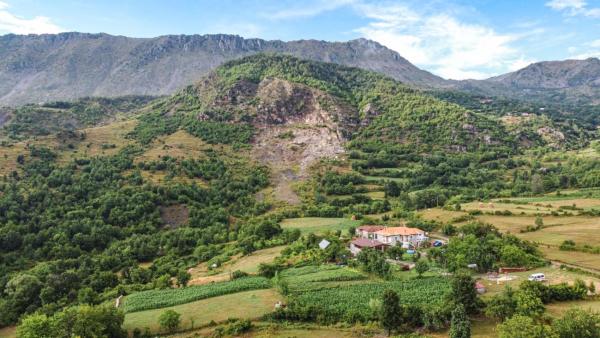 VILA DISHA, Book Lodge Tirana County hoteller med pool, Swimmingpool