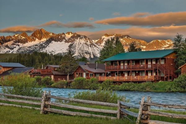 Redfish Riverside Inn, Book Hotel Stanley Idaho