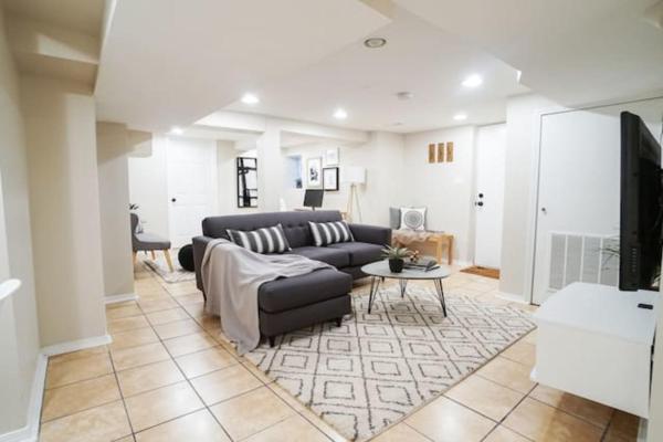 1BR Trendy Basement Apt with Laundry & Parking - Central Trendy, Book Lejlighed Dunning Illinois