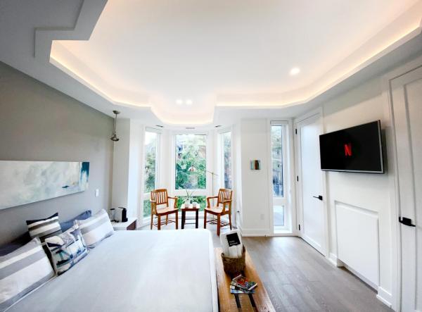Elegant Downtown Home, Book Værelse i privat hjem Ontario hoteller med parkering, Parkering
