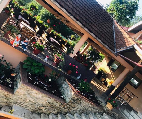 Restoran sa sobama za iznajmljivanje MALI RAJ, Book Pension Mrkonjiс Grad 
