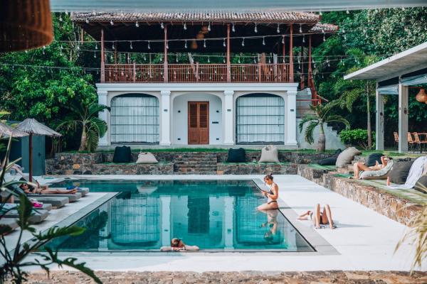 The Salty Surf & Yoga, Book Hotel Dikwella hoteller med pool, Swimmingpool