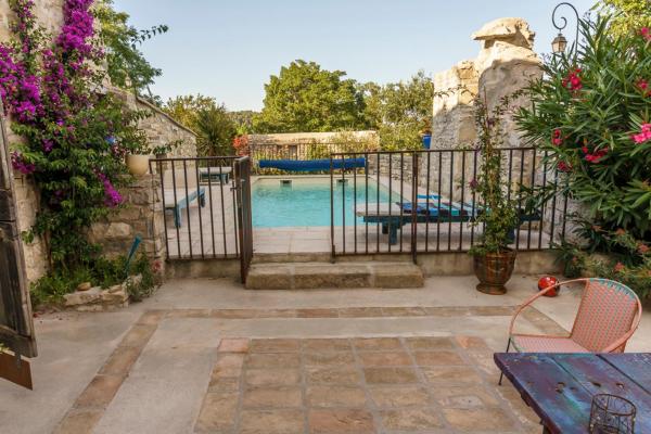 Mas des carnassoles, Book Bed and Breakfast Corconne hoteller med pool, Swimmingpool