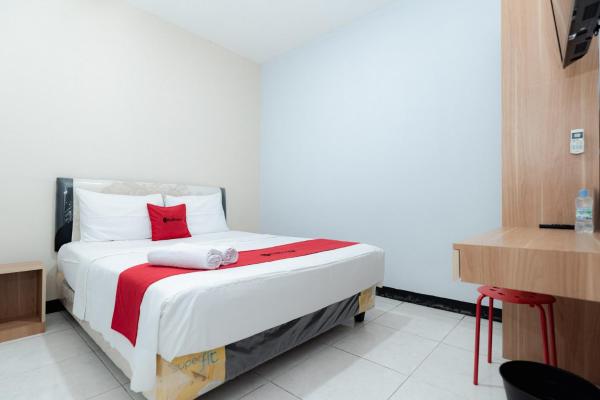 RedDoorz near Puri Indah Lippo Mall 2, Book Hotel Cilandak Jakarta