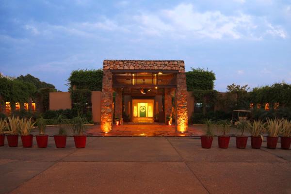 Seasons Hotel at Tarudhan Valley, Book Ferieresort Manesar 