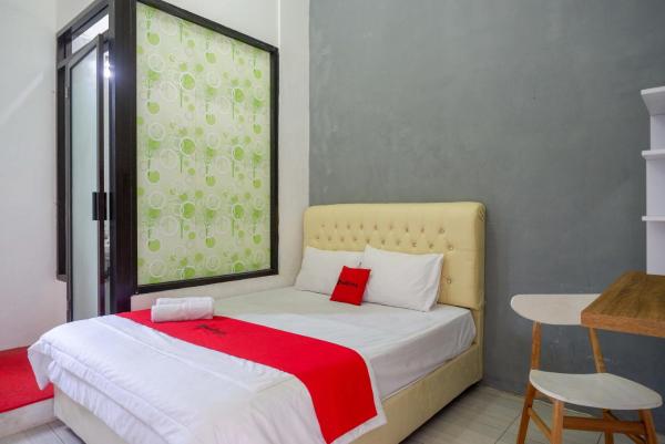 RedDoorz Syariah near Alun Alun Kajen, Book Hotel Pekalongan 