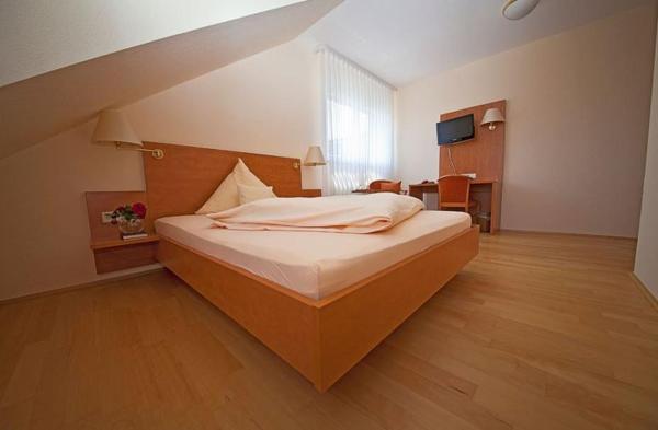Hotel & Restaurant Krone, Book Hotel Waldbronn 