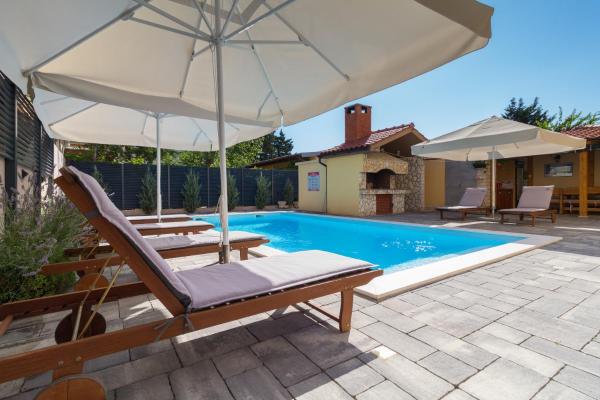 Spacious Villa Malina with pool - by TA Leut Agency, Book Feriehus Hoteller i Zadar County med pool, Swimmingpool