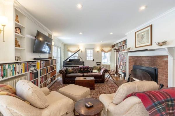 Beautifully Restored Home in Manchester Village, Book Feriehus Hoteller i New England med parkering, Parkering
