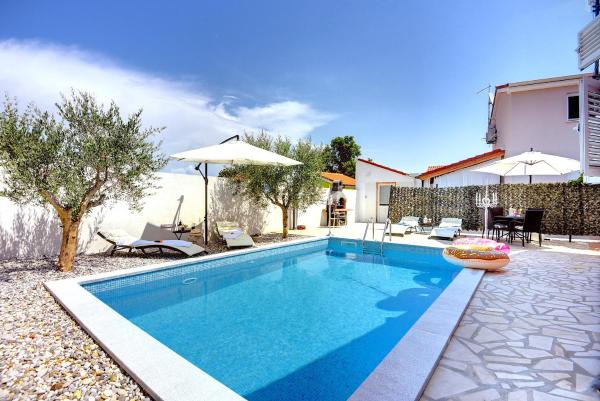 Cozy villa Michelle with private pool near Pula, Book Villa Hoteller i Pula Riviera med pool, Swimmingpool
