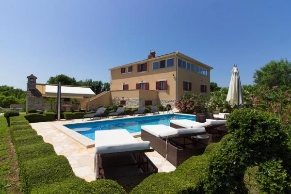 Beautiful villa Divina with large pool, sauna & hydrommassage near Pula, high level of privacy, Book Villa Hoteller i Pula Riviera med pool, Swimmingpool