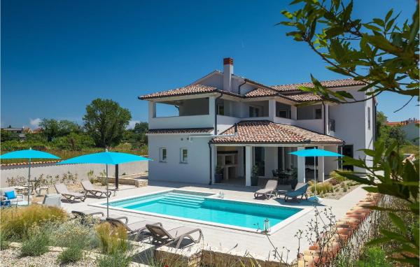 Villa Dream House, Book  Hoteller i Pula Riviera med pool, Swimmingpool