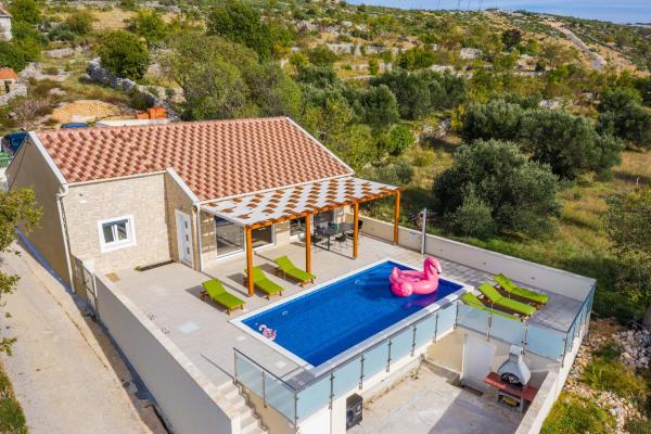 Villa Olivia - Jasenice, with swimming pool and jacuzzi, Book Villa Hoteller i Jasenice med pool, Swimmingpool