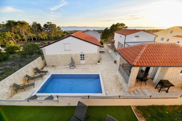 Crowonder Villa Smile with Swimming Pool and Stone Backyard, Book Villa Hoteller i Zadar County med pool, Swimmingpool