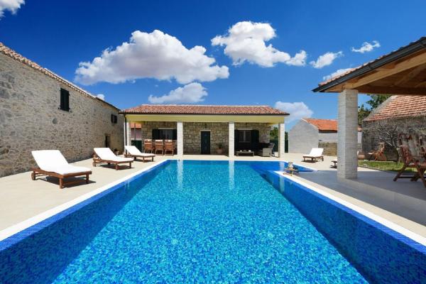 Beautiful Villa Petra with Summer Kitchen and Pool, Book Villa Hoteller i Zadar County med pool, Swimmingpool