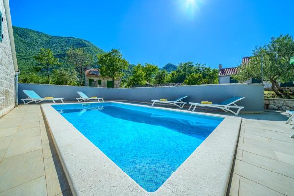 Villa Roglić - Pool, Tennis & Pets welcome I Makarska Riviera