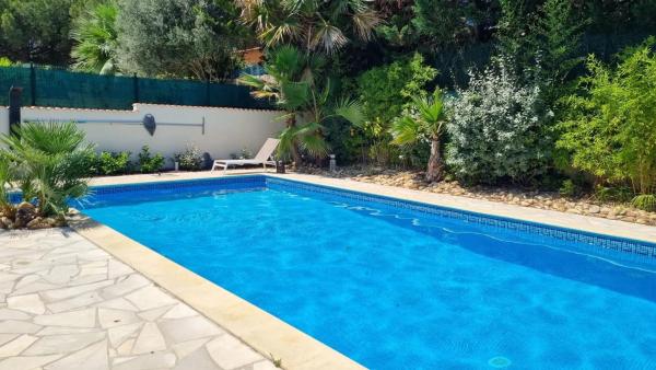 Villa spacieuse à Agde avec piscine et jardin, Book Villa Canal du Midi hoteller med pool, Swimmingpool