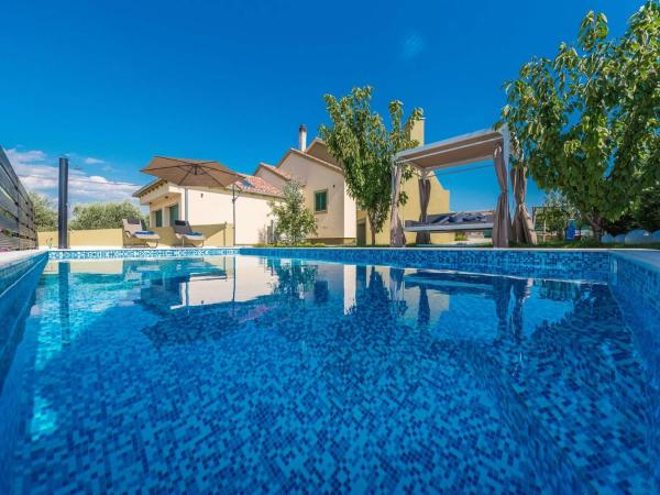 Villa Field Hill with Swimming Pool and Tennis Court, Book Villa Hoteller i Zadar County med pool, Swimmingpool