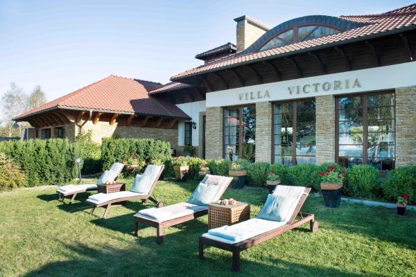 Villa Victoria, Book Bed and Breakfast Hoteller i Rydzewo med parkering, Parkering
