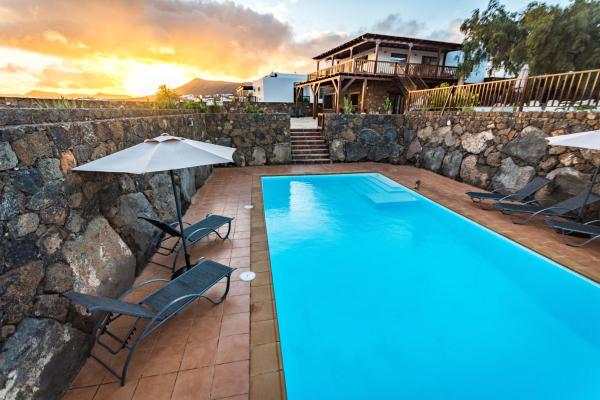 Villa Alcalde, Book Villa Macher 