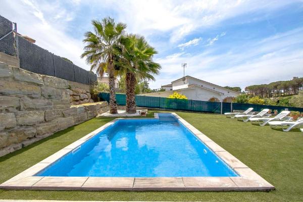 Catalunya Casas Modern Marvel,15 min to Costa Brava beaches, Book Villa Sils hoteller med pool, Swimmingpool