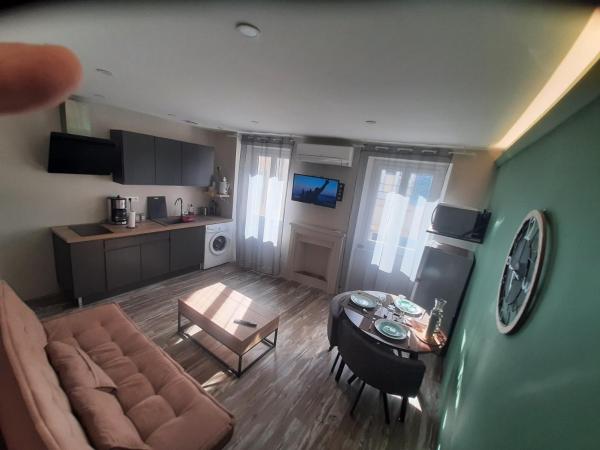 3 Apt T2 COSY de 40 à 50 M2 Idéal pour un déplacement PRO " Les IRIS ", Book Lejlighed Hoteller i Rhône-Alps med parkering, Parkering