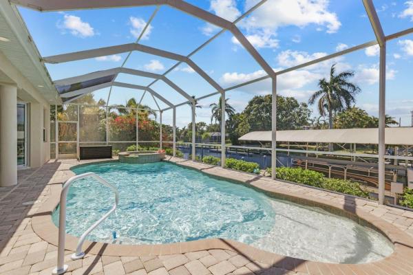 WALK TO BEACH! Luxury Waterfront Home Pool, Spa & Dock- Direct Gulf Access, Book Feriehus SPA-hoteller i Florida, SPA