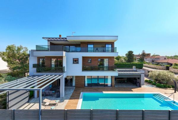 Villa Bellatrix in Fažana with beach front and sea view, Book Villa Hoteller i Pula Riviera med pool, Swimmingpool