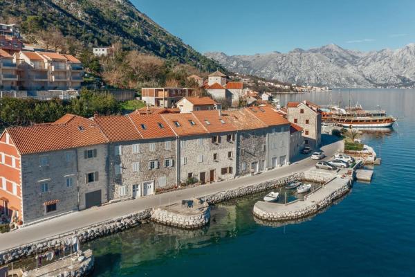 18th Century Villa in the UNESCO Bay of Kotor, Book Lejlighed Hoteller i Kotor Riviera med parkering, Parkering