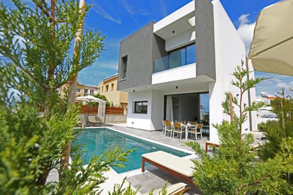 Villa Oniron, Book Villa Coral Bay Paphos