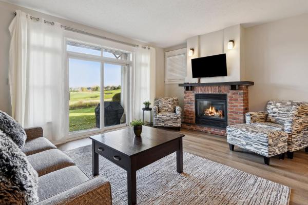 2 Bedroom Condo only steps to the Village!, Book Chalet Ontario hoteller med parkering, Parkering