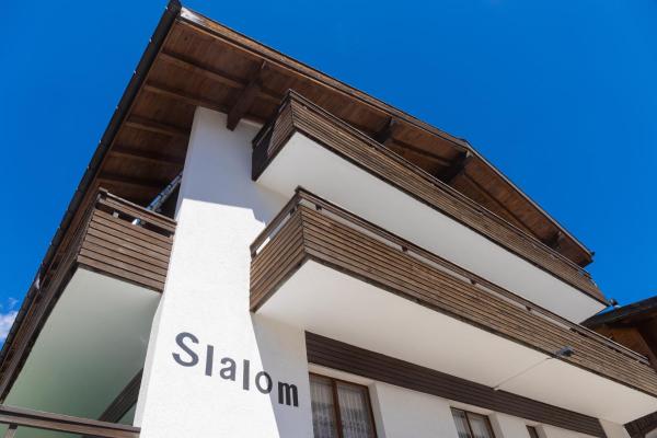 Haus Slalom, Book Lejlighed Hoteller i Saastal med parkering, Parkering