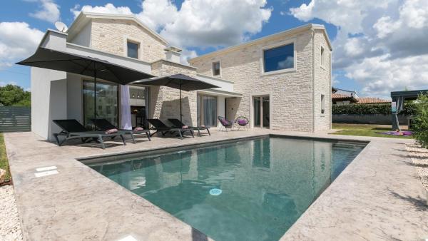 Villa Lavanda by Villas Holiday, Book Pension Hoteller i Poreč Region med parkering, Parkering