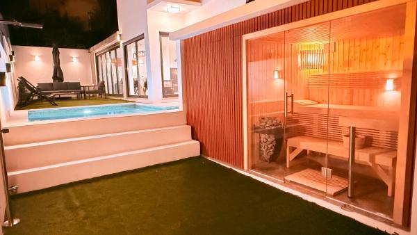Heated Pool & Sauna Bliss - Luxury 4BR Villa, Book Villa Lisbon Region hoteller med pool, Swimmingpool