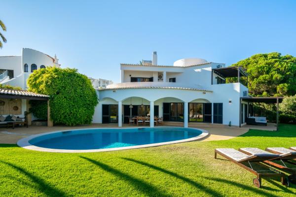 Luxury Private Family Villa with Pool AC & Parking, Book Villa Portimao Albufeira