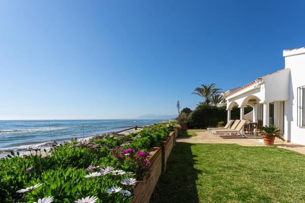 Charming Villa on the seafront, Book Villa Hoteller i Costa del Sol med pool, Swimmingpool