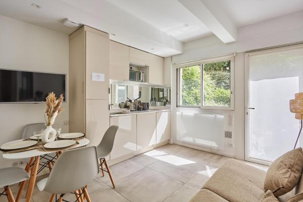 Residence Cosy Appartement Le Marais Place des Vosges (Sainte Anastase), Book Lejlighed 03. République Paris