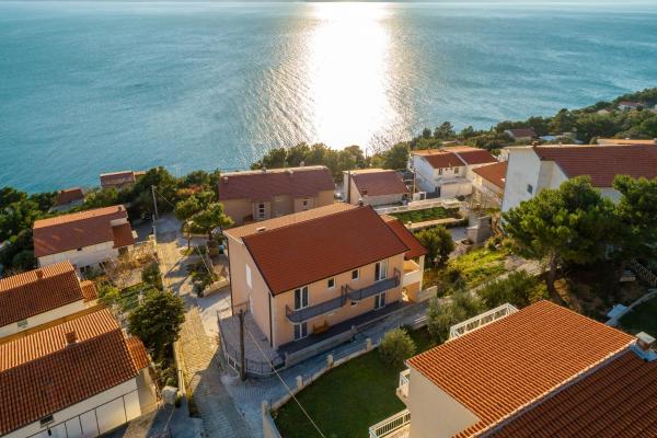 Family-friendly apartments with swimming pool Stanici - Omis - 18676, Book Lejlighed Stanići Split Region