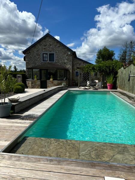 Le Clos Des Bansions, Book Værelse i privat hjem Hoteller i Liège med pool, Swimmingpool
