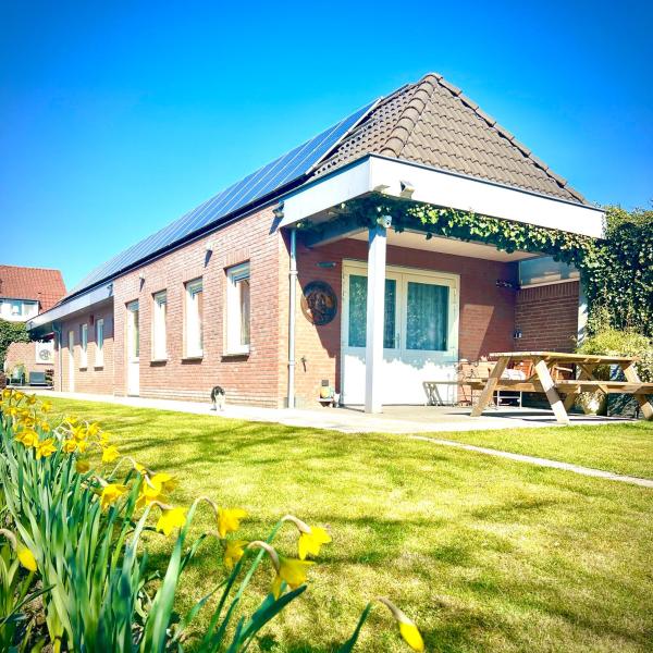 Rooi Bij de Knoptoren B&B, Book Bed and Breakfast Sint-Oedenrode Noord-Brabant