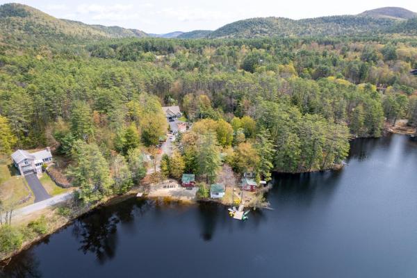 Hide-A-Way Waterfront Cottages, Book Ferielandsby  