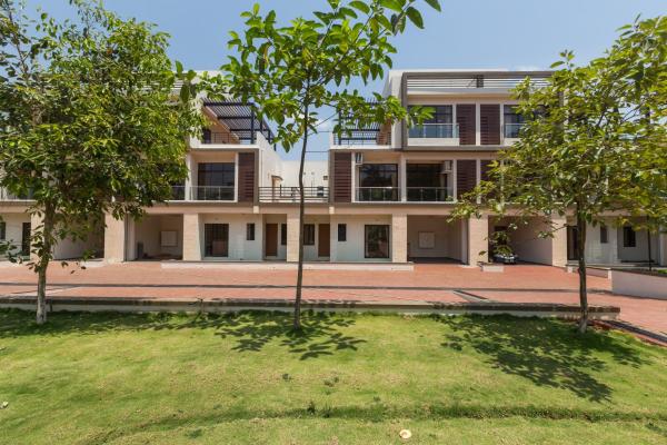 StayVistas Greenwoods Villa 6 - City-Center Villa with Private Pool, Terrace, Lift & Ping-Pong Table, Book Villa Hoteller i New Delhi med pool, Swimmingpool
