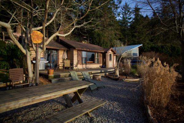 Halfmoon Haven Beach Cottage or Oceanview Suite, Book Pension  
